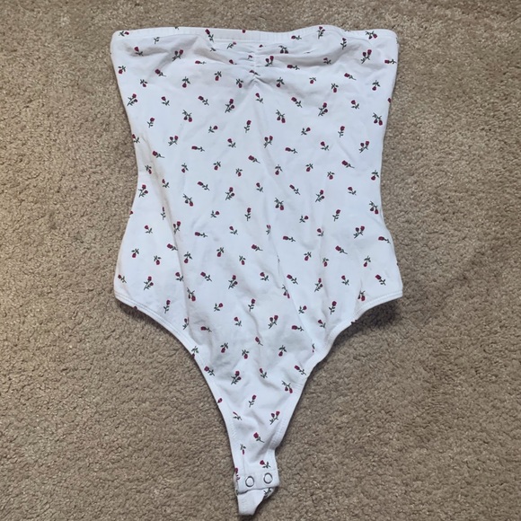 Forever 21 Tops - Forever 21 Strapless Bodysuit Small Red Rose Print